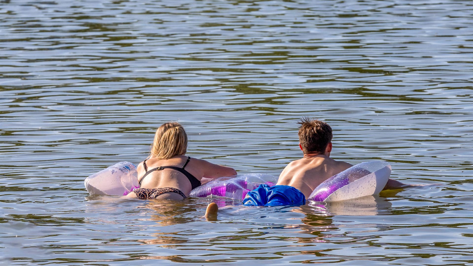 Jugendliche im Wasser (Symbolbild): In gleich zwei Fällen retteten Minderjährige Menschen am Samstag das Leben.