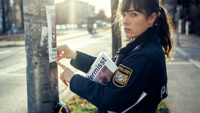 Bessie (Verena Altenberger) sucht nach einer verschwundenen Katze.