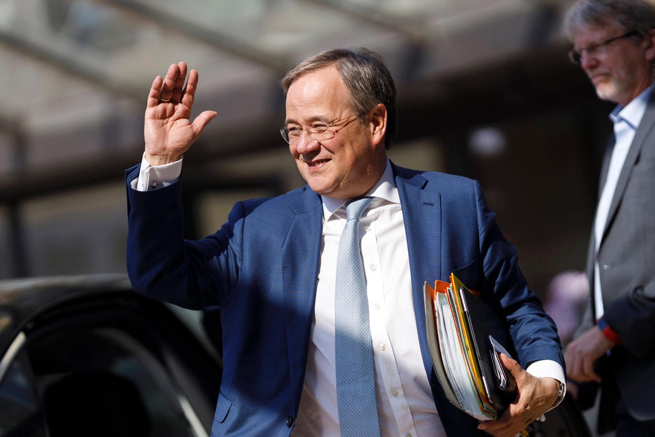 Armin Laschet am Landtagsgebäude in Düsseldorf (Archivbild). Seine Umfragewerte haben sich verbessert.