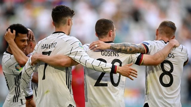 Deutschlands "Man of the Match" Robin Gosens (M) feiert mit Kai Havertz und Toni Kroos (r).