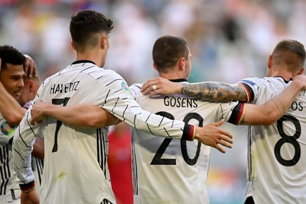 Deutschlands "Man of the Match" Robin Gosens (M) feiert mit Kai Havertz und Toni Kroos (r).