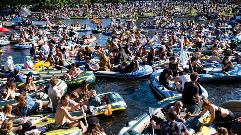 Hunderte Schlauchboote auf einem Berliner Kanal im Sommer 2020 (Archilvbild): Im vergangenen Jahr hatten sich auch viele Partywillige der Demo angeschlossen und so für Kritik gesorgt.