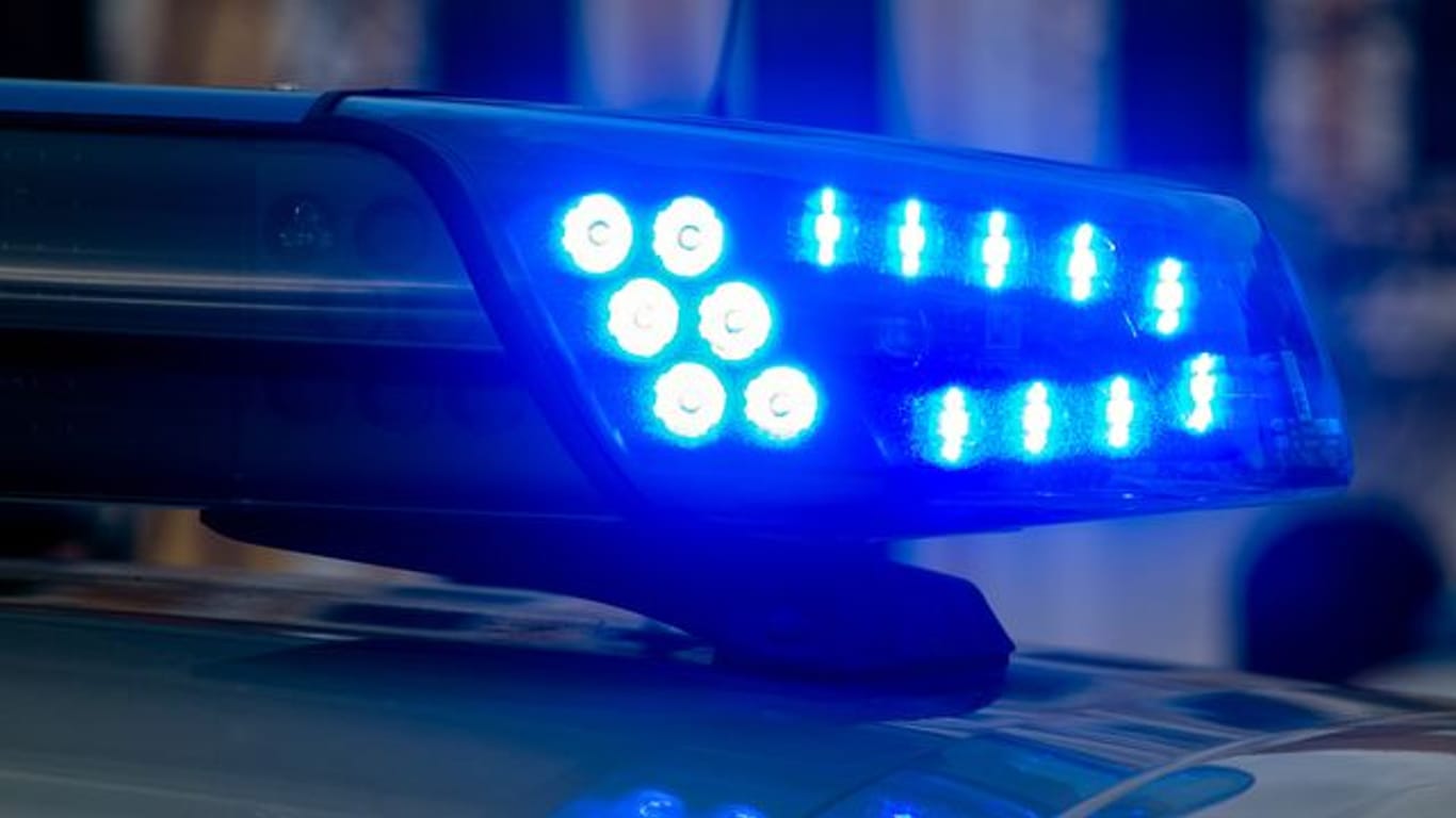 Ein Blaulicht der Polizei leuchtet auf (Symbolbild): Der Mann starb im Krankenhaus an seinen Verletzungen.