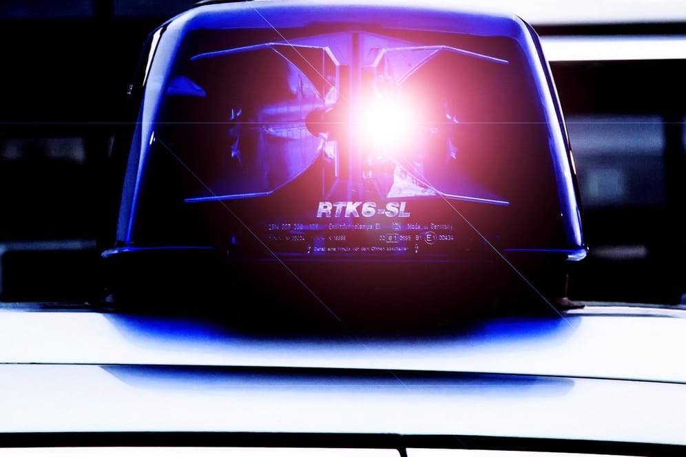 Blaulicht auf einem Polizeiauto (Symbobild): Der Fahrer starb noch an der Unfallstelle.