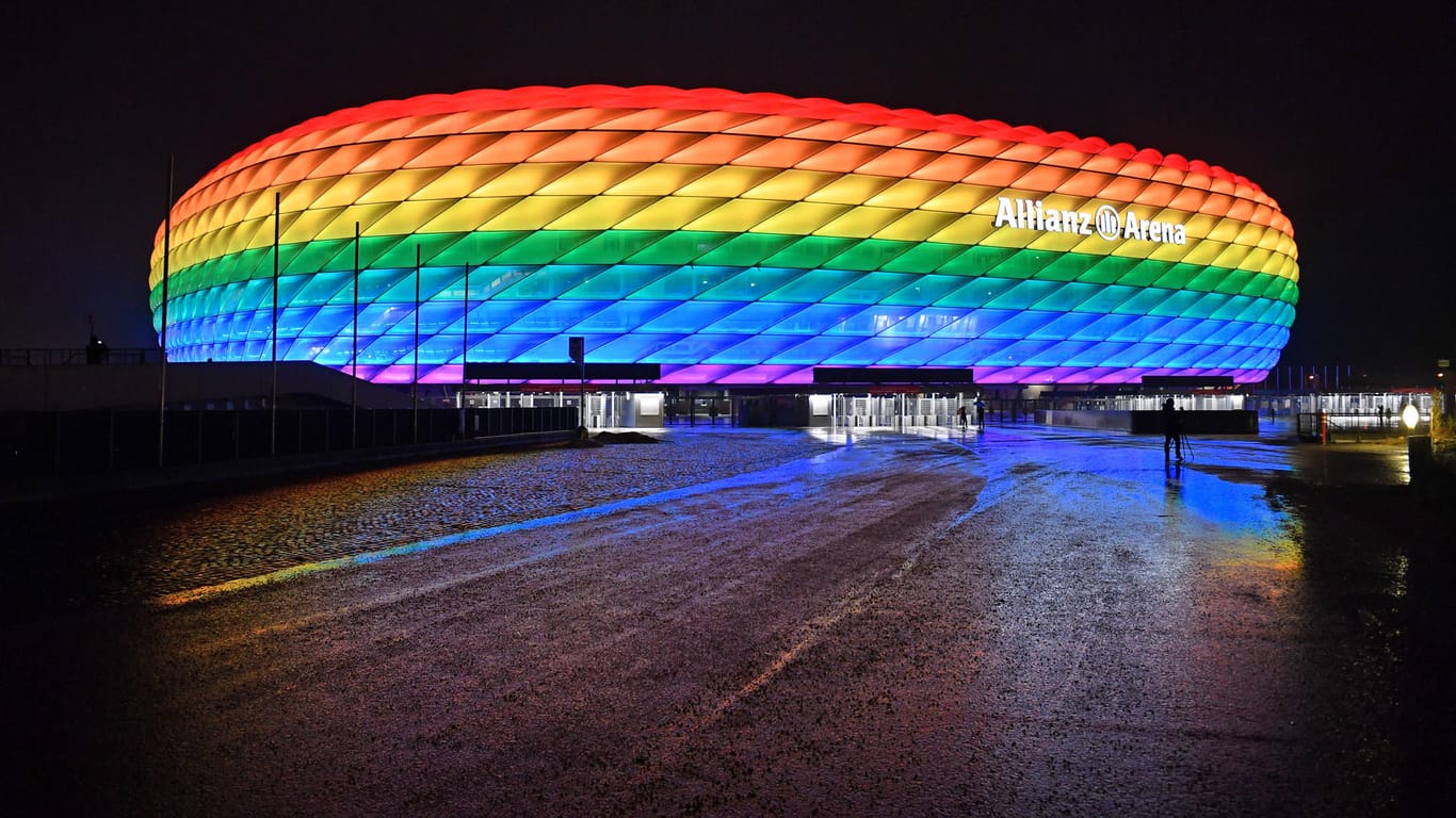 Die Allianz Arena leuchtet in den Regenbogenfarben als Zeichen für Toleranz: AfD-Politiker Uwe Junge sorgt mit umstrittenen Aussagen für Aufsehen. (Archivbild)