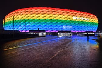 Die Allianz Arena leuchtet in den Regenbogenfarben als Zeichen für Toleranz: AfD-Politiker Uwe Junge sorgt mit umstrittenen Aussagen für Aufsehen. (Archivbild)