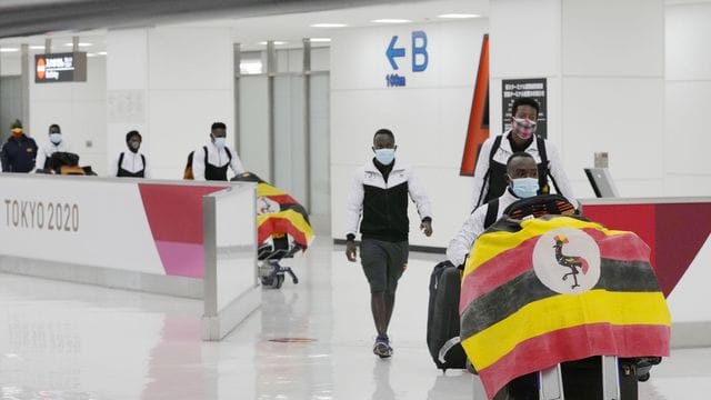 Ein Mitglied des Olympia-Teams aus Uganda wurde bei seiner Ankunft positiv auf das Coronavirus getestet.