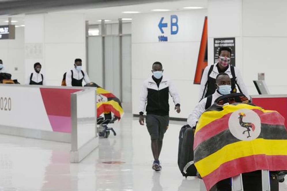 Ein Mitglied des Olympia-Teams aus Uganda wurde bei seiner Ankunft positiv auf das Coronavirus getestet.