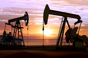 Ölpumpen im Sonnenuntergang: Als Anleger können Sie auch selbst in Rohstoffe wie Öl produzieren.