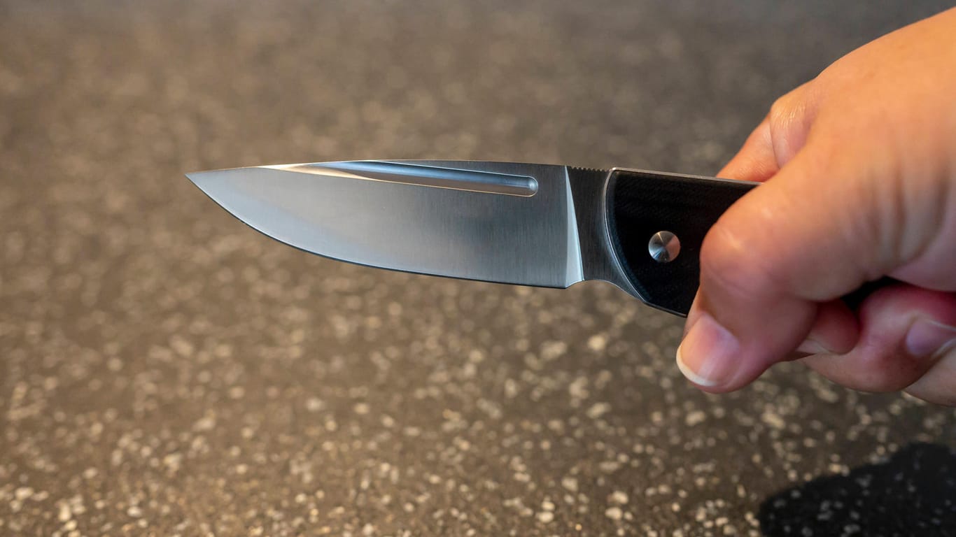 Eine Person hält ein Messer in der Hand (Symbobild): Der Jugendliche schwebt nicht in Lebensgefahr.