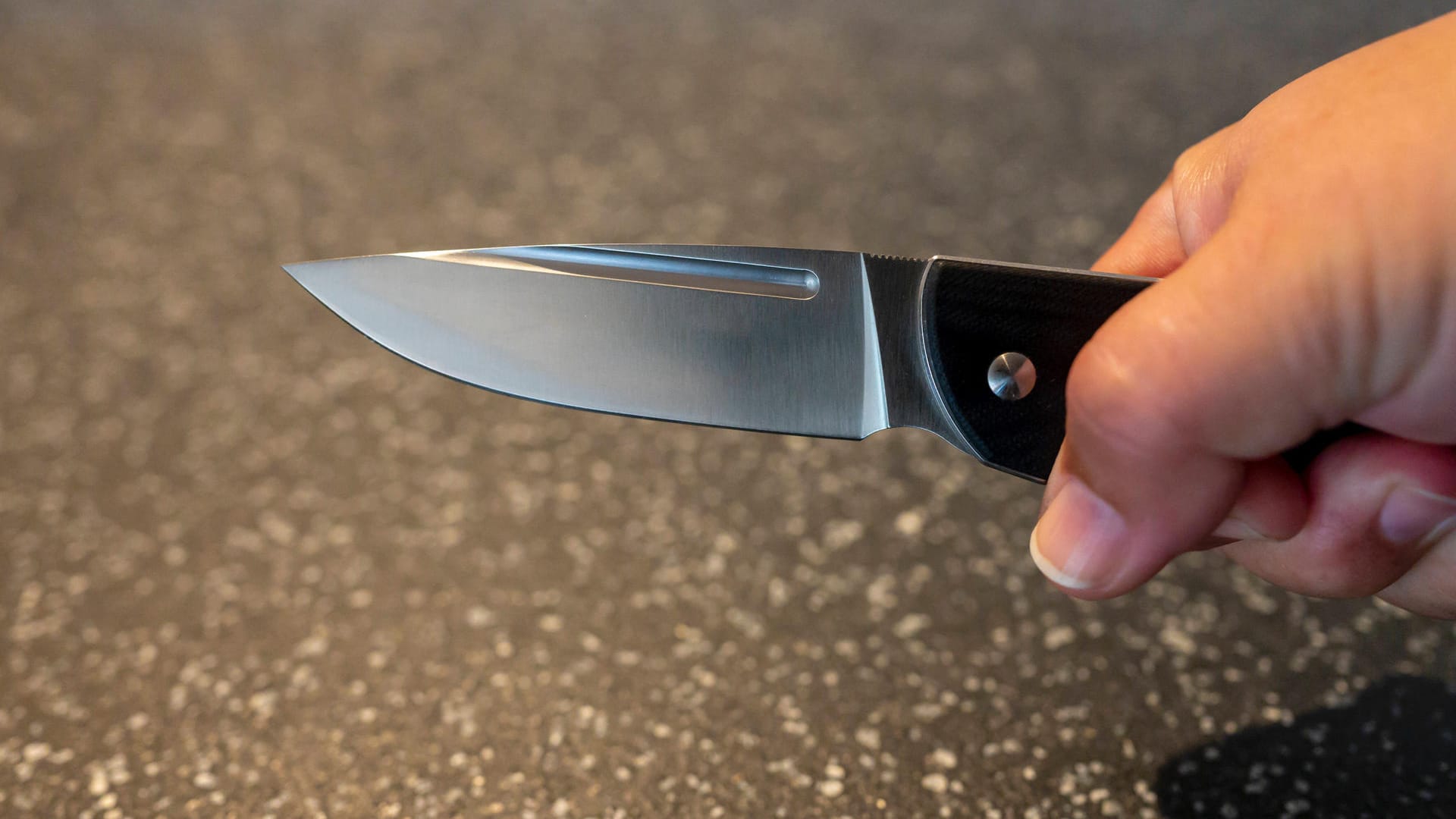 Eine Person hält ein Messer in der Hand (Symbobild): Der Jugendliche schwebt nicht in Lebensgefahr. Eine Person hält ein Messer in der Hand (Symbobild): Der Jugendliche schwebt nicht in Lebensgefahr.