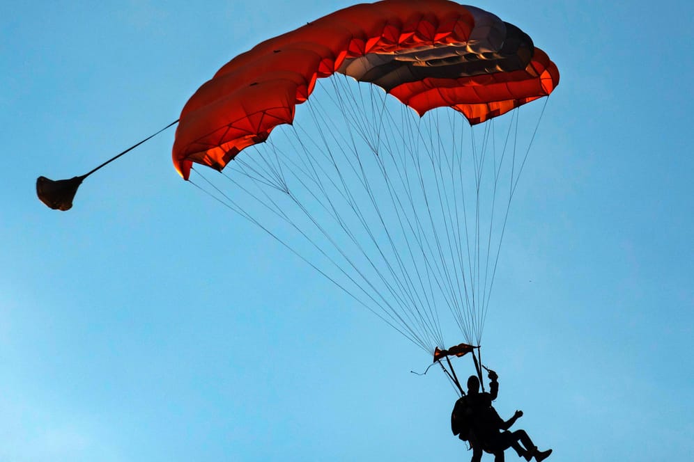 Ein Fallschirmspringer: In NRW ist einem Mann die Landung missglückt. (Symbolbild)