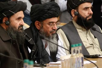 Taliban-gründer Abdul Ghani Baradar (mitte) in Moskau: Die Islamistengruppe will ein neues System in Afghanistan etablieren (Archivfoto).
