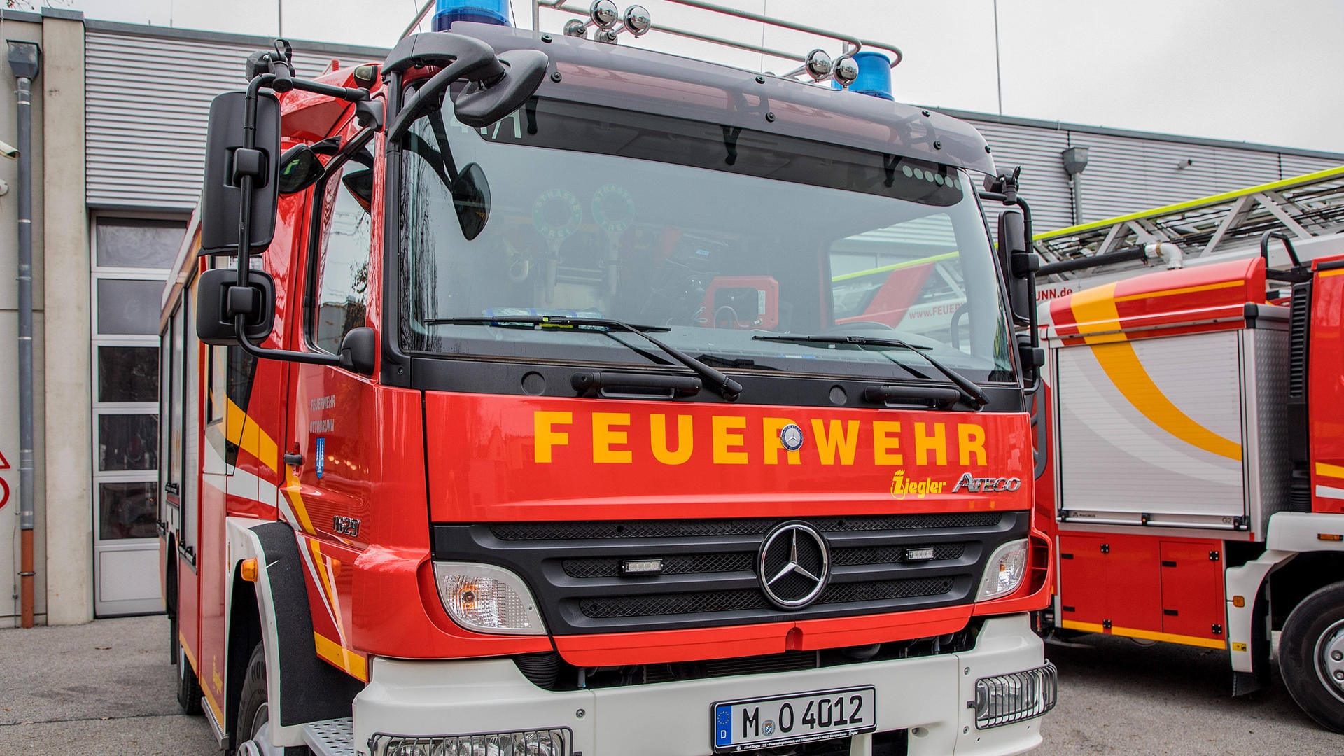 Muenchen, Deutschland 03. Januar 2021: Ein Einsatzfahrzeug der Feuerwehr mit einem Kennzeichen von München. Bayern *** M Muenchen, Deutschland 03. Januar 2021: Ein Einsatzfahrzeug der Feuerwehr mit einem Kennzeichen von München. Bayern *** M