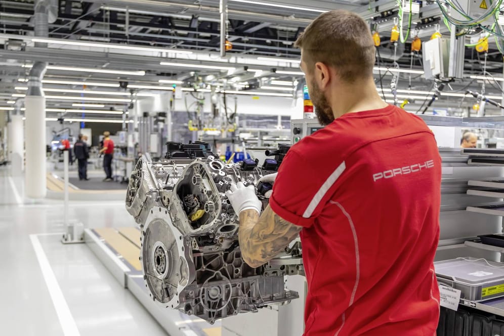 Porschemitarbeiter bei der Motorenproduktion: In Zukunft will der Sportwagenhersteller auch die Batterien für seine Autos selbst herstellen.