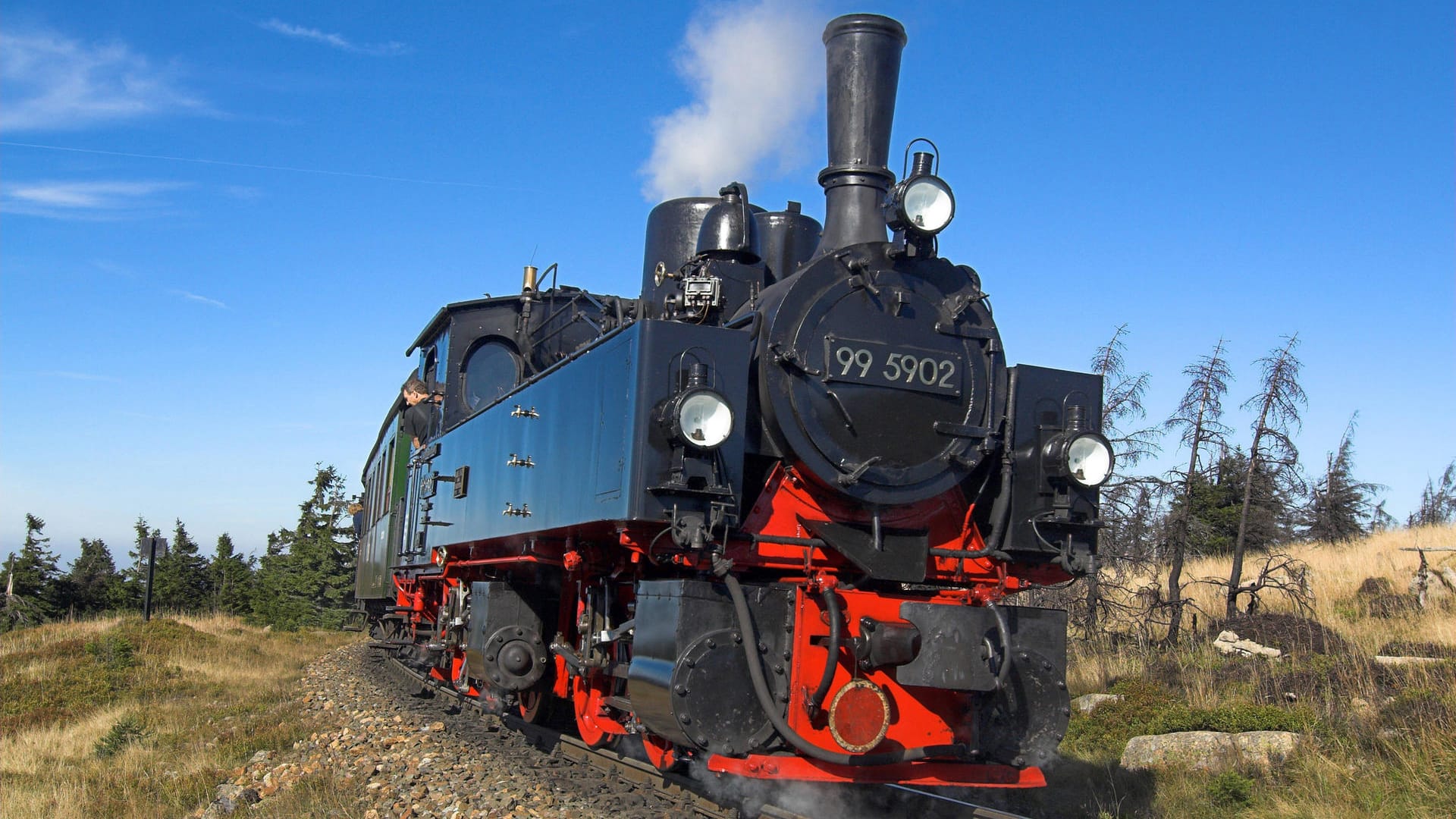Die Harzer Schmalspurbahn auf dem Weg zum Brocken: Ein Triebwagen der Eisenbahngesellschaft hat einen 15-Jährigen tödlich verletzt (Symbolfoto). Die Harzer Schmalspurbahn auf dem Weg zum Brocken: Ein Triebwagen der Eisenbahngesellschaft hat einen 15-Jährigen tödlich verletzt (Symbolfoto).
