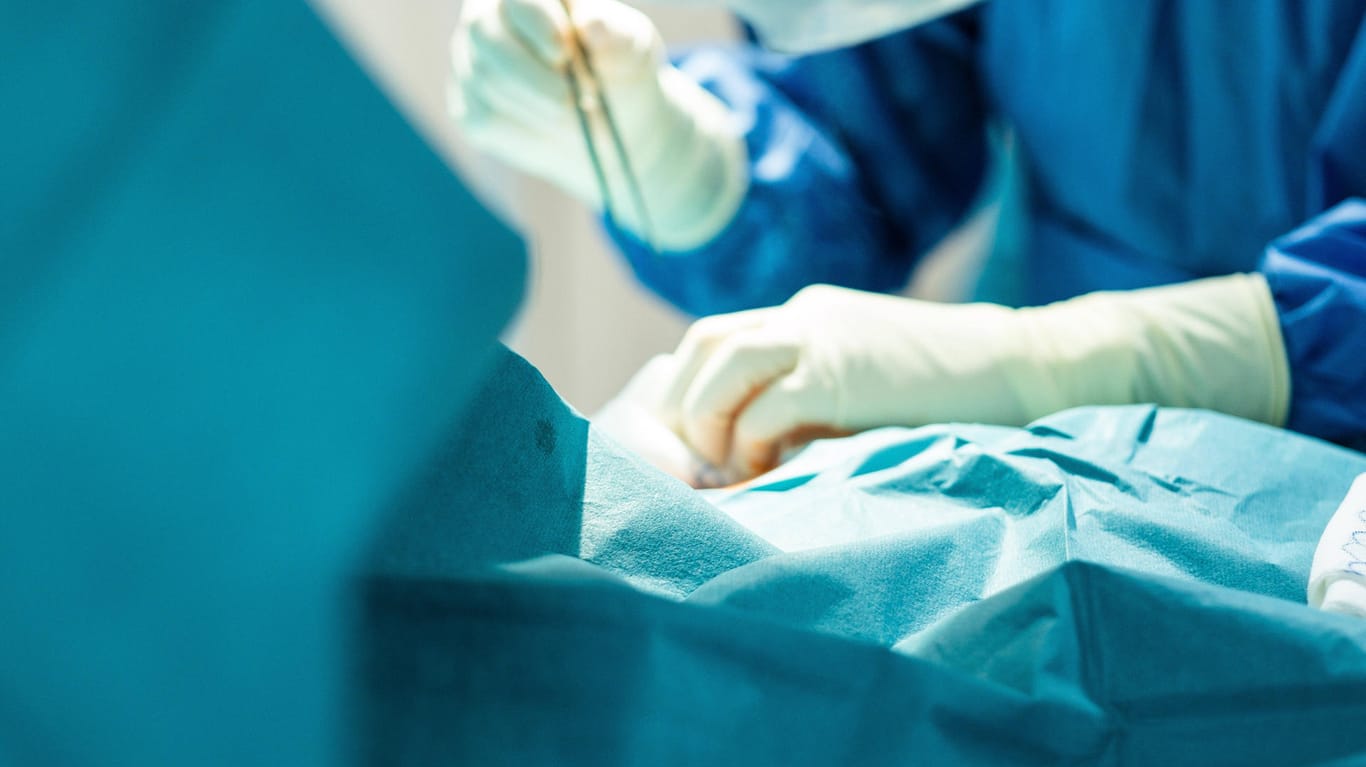 Operation in einer Klinik: Die deutschen Krankenkassen dringen auf Reformen in der Klinikversorgung.
