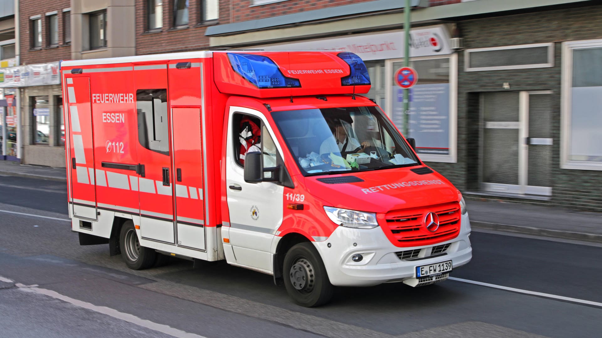 Rettungsdienst in der Stadt (Symbolbild): Beide Personen schweben nicht in Lebensgefahr. Rettungsdienst in der Stadt (Symbolbild): Beide Personen schweben nicht in Lebensgefahr.