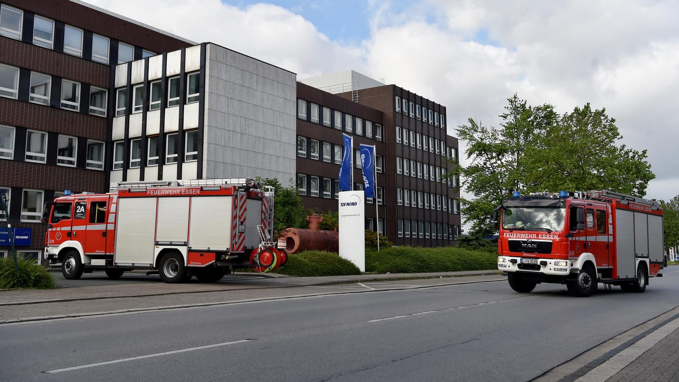 Einsatzfahrzeuge der Feuerwehr Essen fahren auf das Betriebsgelände des TÜV Nord. Dort wird eine hochexplosive und giftige Chemikalie neutralisiert und anschließend entsorgt.