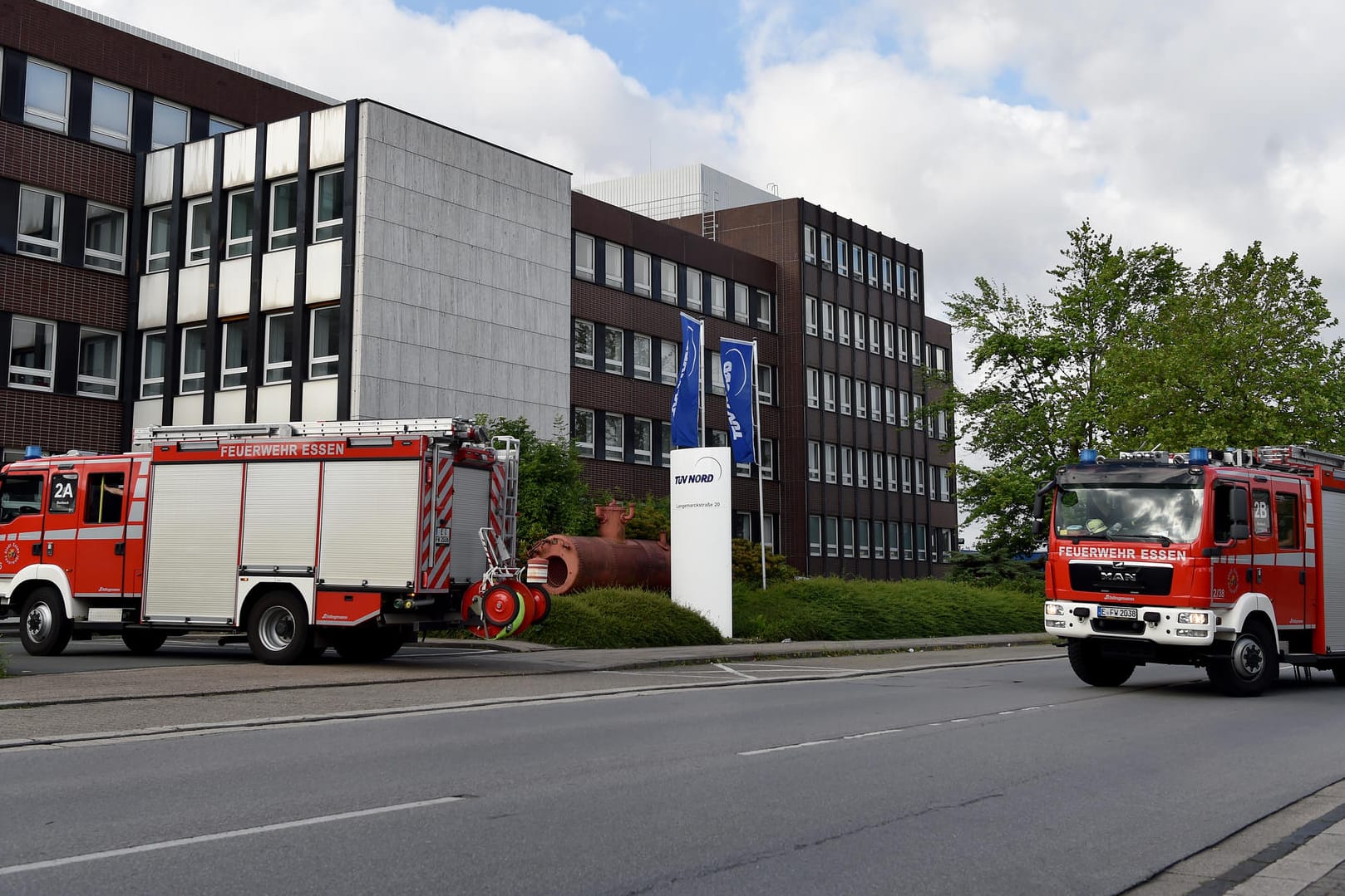 Einsatzfahrzeuge der Feuerwehr Essen fahren auf das Betriebsgelände des TÜV Nord. Dort wird eine hochexplosive und giftige Chemikalie neutralisiert und anschließend entsorgt.