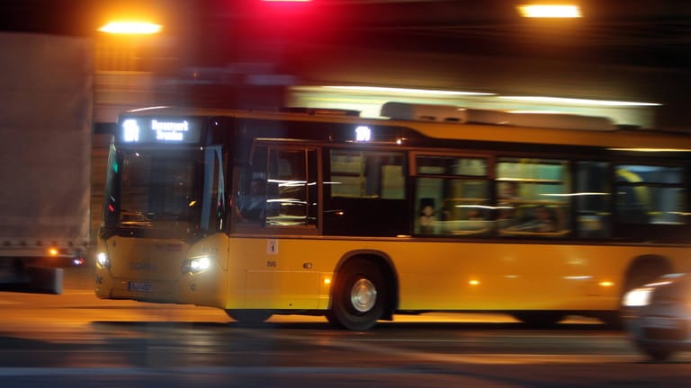 Ein Linienbus bei der Fahrt (Symbolbild): Nun wird ermittelt, wie es zu der Attacke kommen konnte.