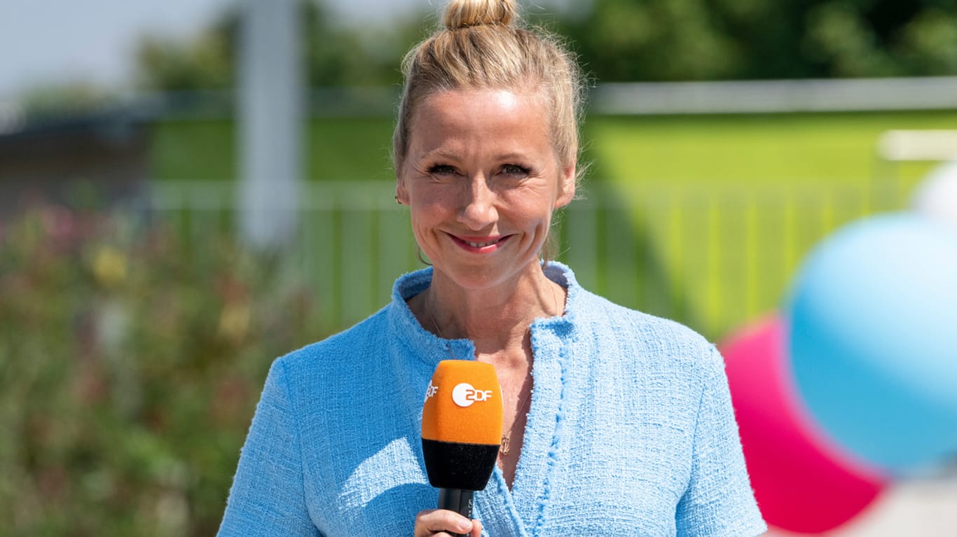 "ZDF-Fernsehgarten"-Moderatorin Andrea Kiewel: Sie heißt endlich auch wieder Livepublikum in der Sendung willkommen, die Zusehenden zu Hause kritisieren im Netz, was sie finden können.