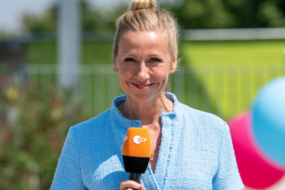 "ZDF-Fernsehgarten"-Moderatorin Andrea Kiewel: Sie heißt endlich auch wieder Livepublikum in der Sendung willkommen, die Zusehenden zu Hause kritisieren im Netz, was sie finden können.