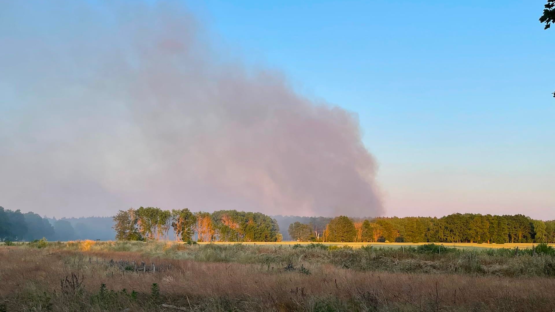 Waldbrand in Brandenburg: Die Löcharbeiten dauern an.