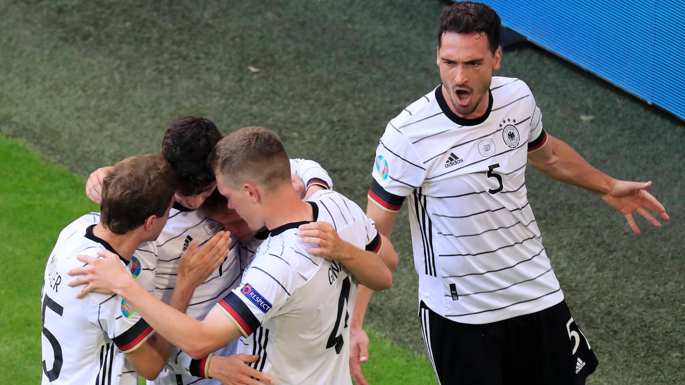 Mats Hummels (r.) und seine Teamkollegen feiern einen Treffer: Die deutsche Auswahl übte offensiv großen Druck auf Portugal aus.