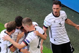 Mats Hummels (r.) und seine Teamkollegen feiern einen Treffer: Die deutsche Auswahl übte offensiv großen Druck auf Portugal aus.