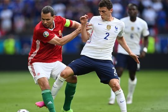 Nicht immer auf der Höhe gegen Ungarn: Frankreichs Benjamin Pavard (r).