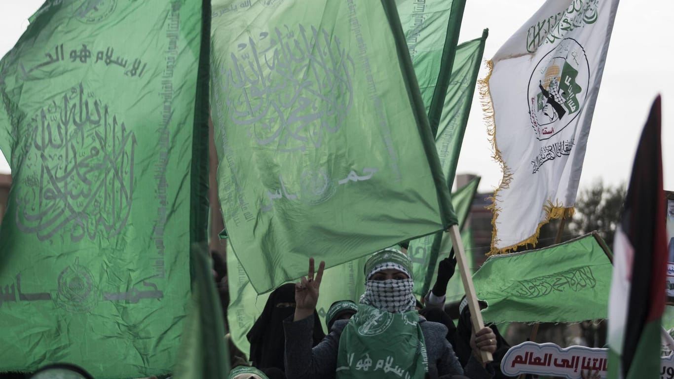 Demonstranten schwenken die Hamas-Flagge in Gaza-Stadt: In Deutschland soll die Flagge verboten werden (Archivfoto).