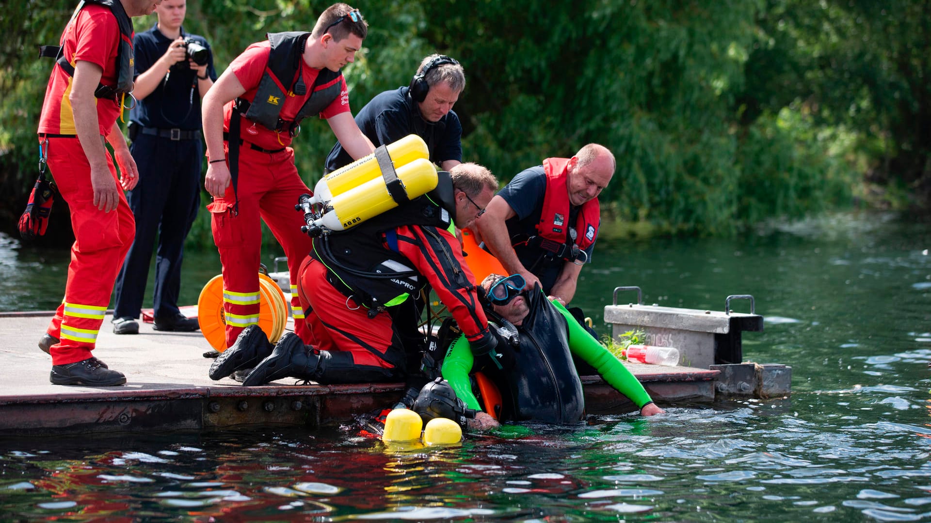 Eine Person wird aus dem Wasser gezogen: Teil der Aktion am Fühlinger See war die Demonstration einer realitätsnahen Rettung eines Ertrinkenden. Eine Person wird aus dem Wasser gezogen: Teil der Aktion am Fühlinger See war die Demonstration einer realitätsnahen Rettung eines Ertrinkenden.