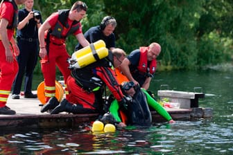 Eine Person wird aus dem Wasser gezogen: Teil der Aktion am Fühlinger See war die Demonstration einer realitätsnahen Rettung eines Ertrinkenden.