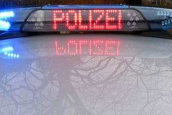 Der Schriftzug "Polizei" leuchtet auf dem Dach eines Streifenwagens der Polizei (Symbolbild): Der Unfallwagen blieb auf dem Dach liegen.