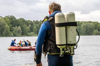 Ein Taucher steht vor einem See (Symbolbild): Zwei Taucher in Sachsen konnten nur noch tot geborgen werden.