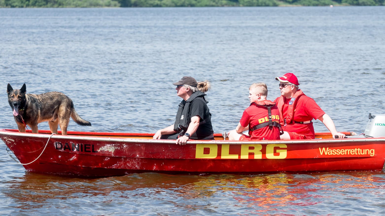 DLRG im Einsatz: Ein Mädchen wurde nahe Neumünster tot aus einem See geborgen.