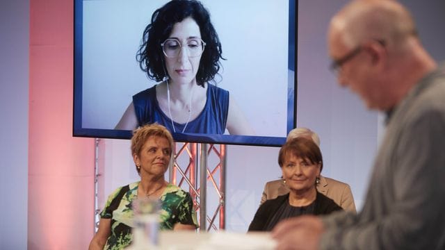 Nava Ebrahimi (Bildschirm), die im Iran geborene, in Deutschland aufgewachsene und in Österreich lebende Autorin, ist bei der virtuell gehaltenen Preisverleihung mit dem 45. Nava Ebrahimi (Bildschirm), die im Iran geborene, in Deutschland aufgewachsene und in Österreich lebende Autorin, ist bei der virtuell gehaltenen Preisverleihung mit dem 45.