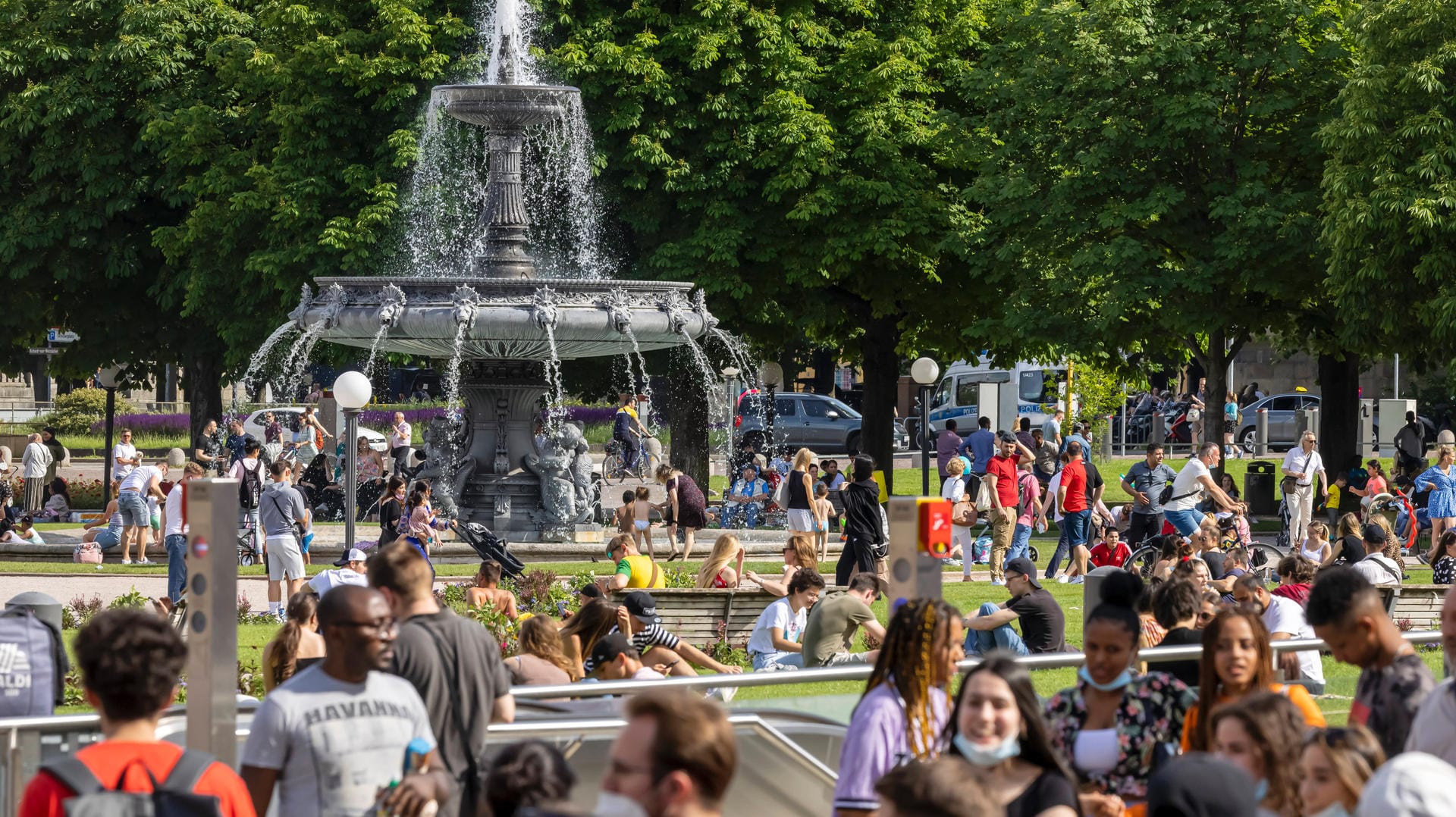 Buntes Treiben am Schloßplatz von Stuttgart: Ist es damit aufgrund der Delta-Variante bald vorbei?