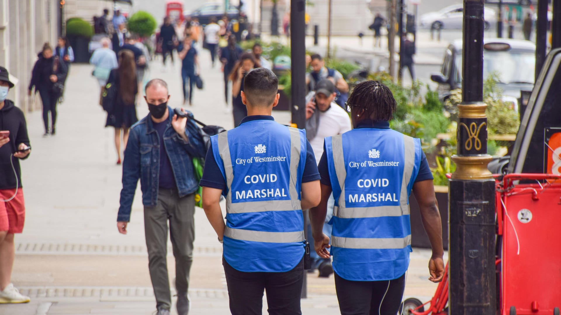 Covid-Marshals überprüfen in London die Einhaltung der Covid-Regeln: In Großbritannien ist die Mutation bereits der beherrschende Virustyp.