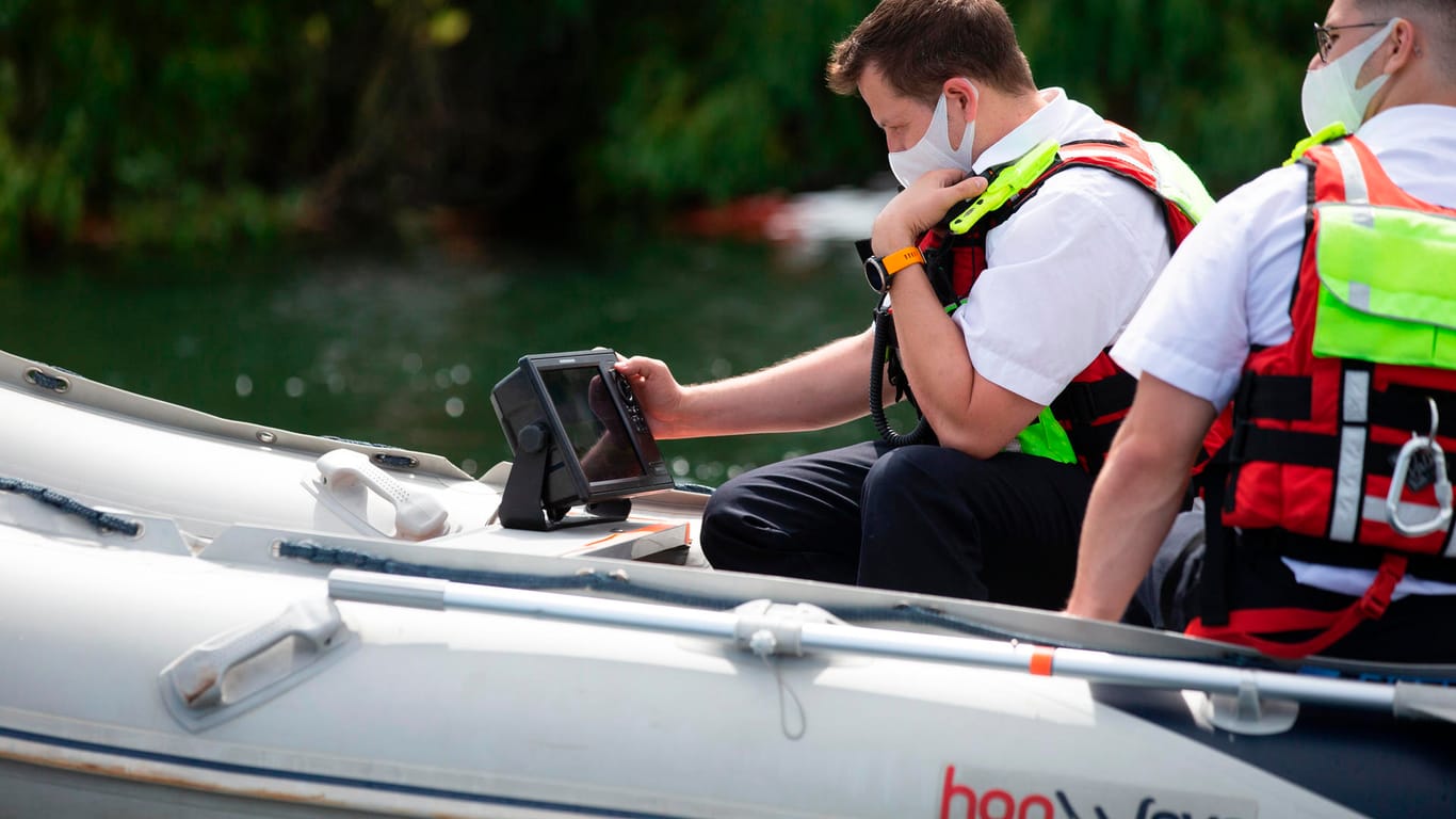 An Bord eines Bootes der Feuerwehr war ein Echolot, das bei der Suche nach Vermissten im Wasser zum Einsatz kommt.