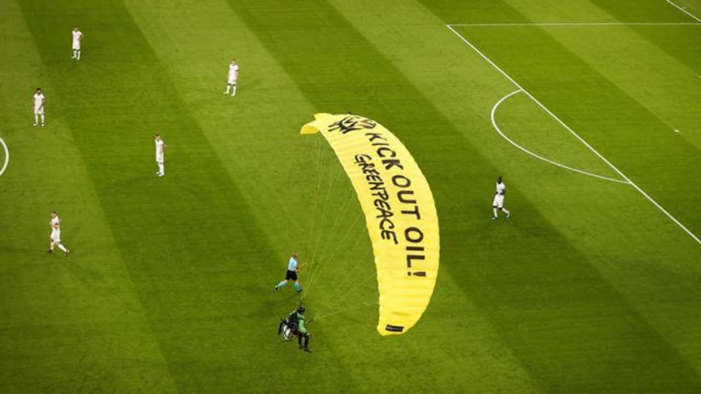 Nach der missglückten Protestaktion beim EM-Spiel in München hat sich Greenpeace bei ihren Förder-Mitgliedern entschuldigt.