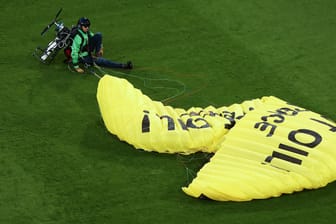 Protestaktion ging schief: Ein Greenpeace-Aktivist landete vor dem deutschen EM-Auftakt gegen Frankreich auf dem Rasen im Münchner Stadion.