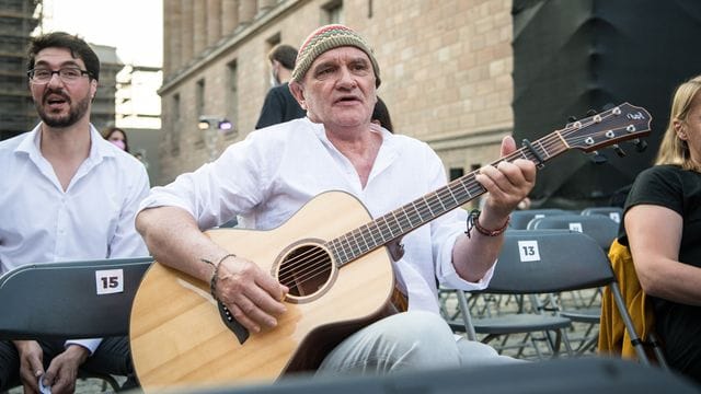 Protagonist Dieter Bachmann (M) spielt Gitarre auf der Museumsinsel vor der Vorführung des Films "Herr Bachmann und seine Klasse" beim Open Air Cinema im Rahmen der Berlinale. Protagonist Dieter Bachmann (M) spielt Gitarre auf der Museumsinsel vor der Vorführung des Films "Herr Bachmann und seine Klasse" beim Open Air Cinema im Rahmen der Berlinale.