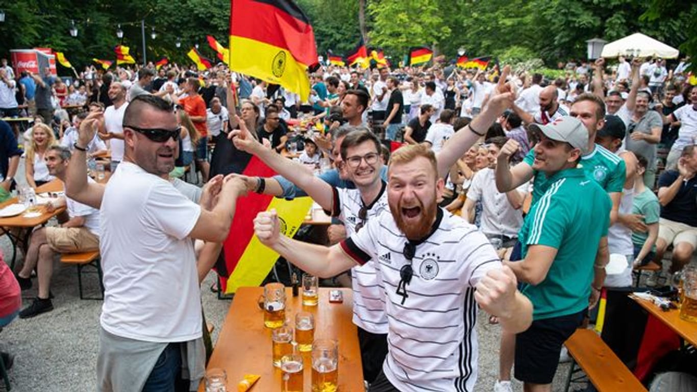 Fußball-Fans in einem Münchner Biergarten.