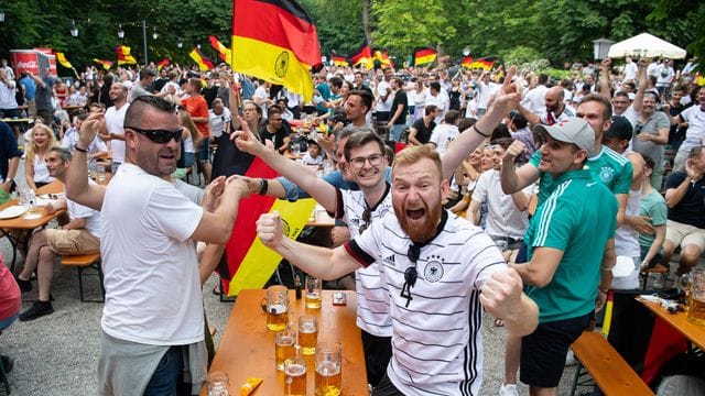 Fußball-Fans in einem Münchner Biergarten.