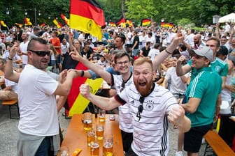 Fußball-Fans in einem Münchner Biergarten.