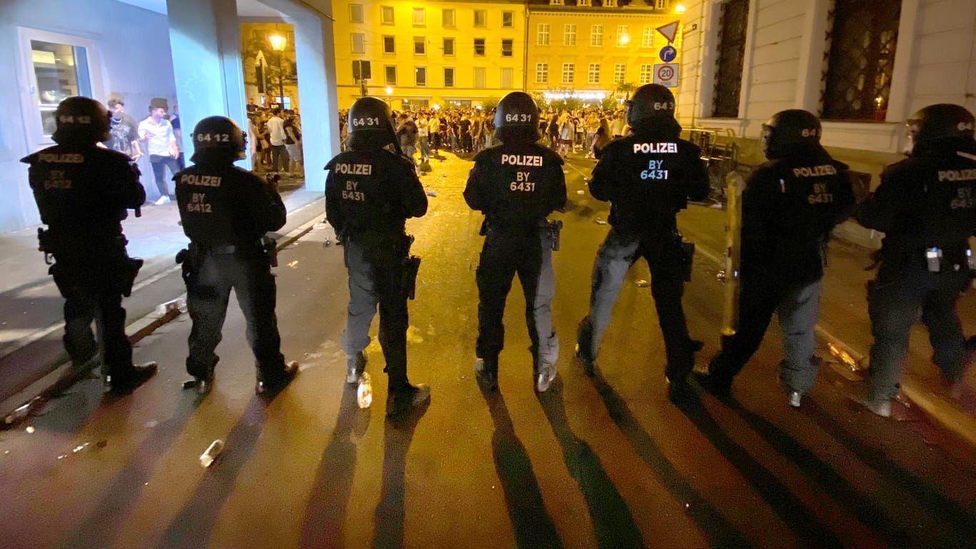 Polizisten in der Innenstadt von Augsburg: Die Beamten waren stundenlang damit beschäftigt, mehr als 1.000 Feiernde aus dem Zentrum zu treiben.