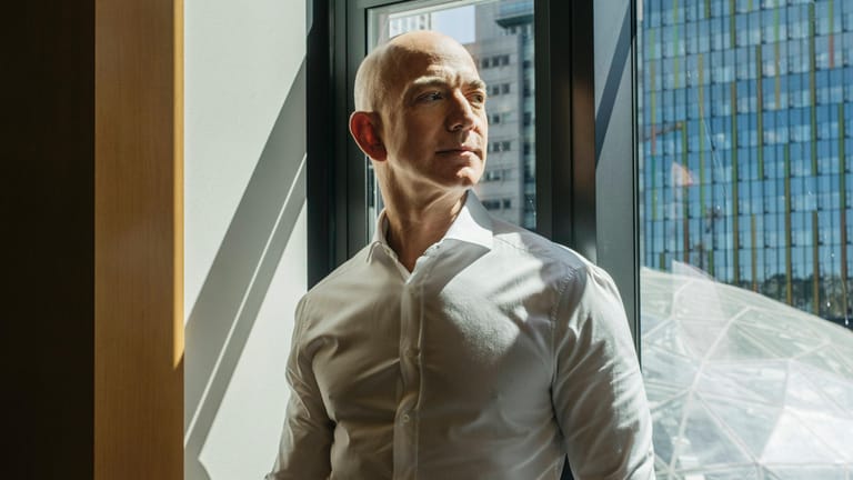 Der Glanz des Erfolgs: Amazon-Gründer Jeff Bezos blickt auf eine riesige Erfolgsgeschichte zurück – den meisten anderen Menschen traut er diese wohl nicht zu. Sie seien von Natur aus faul.