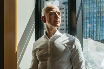 Der Glanz des Erfolgs: Amazon-Gründer Jeff Bezos blickt auf eine riesige Erfolgsgeschichte zurück – den meisten anderen Menschen traut er diese wohl nicht zu. Sie seien von Natur aus faul.